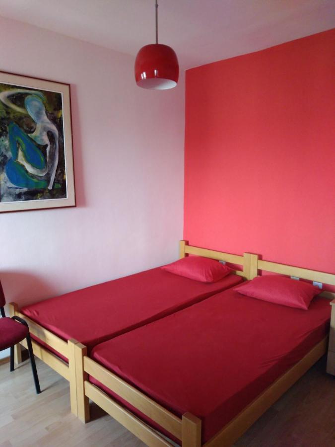 Skopje City Center Red Apartment المظهر الخارجي الصورة