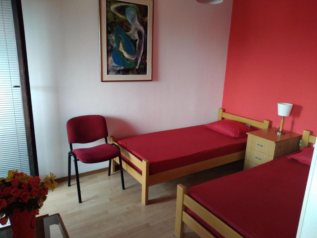 Skopje City Center Red Apartment المظهر الخارجي الصورة